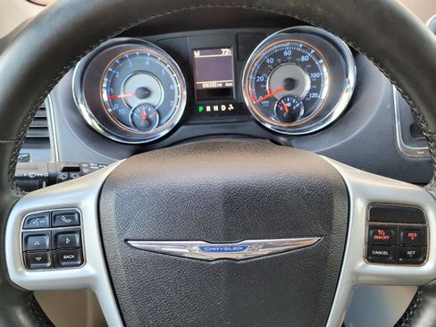 Used 2014 Chrysler Town & Country Touring-L w/ Driver Convenience Group image 16