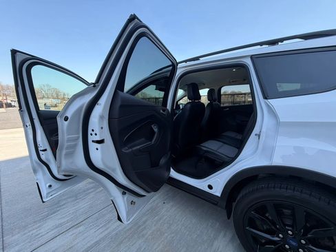 Used 2018 Ford Escape SE w/ SE Sport Appearance Package image 25