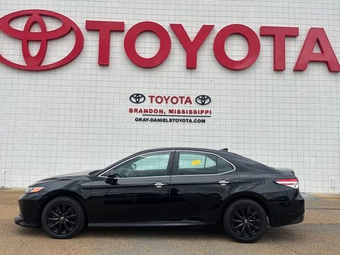 Used 2019 Toyota Camry LE image 2