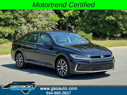 Used 2025 Volkswagen Jetta SE FWD image 2