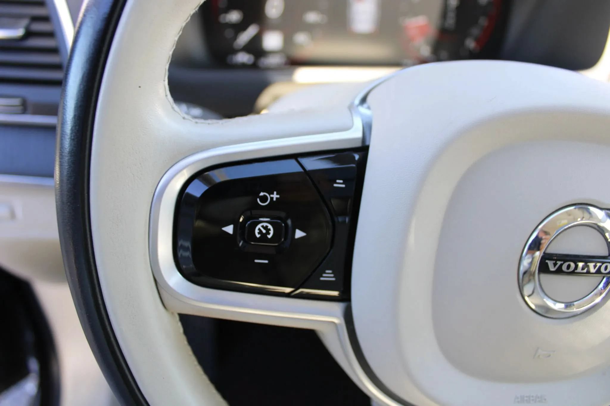 Used 2020 Volvo XC90 T6 Momentum AWD/4WD image 15