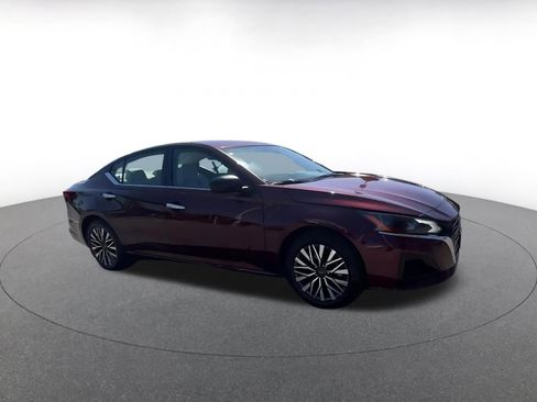 Used 2025 Nissan Altima 2.5 SV FWD image 2