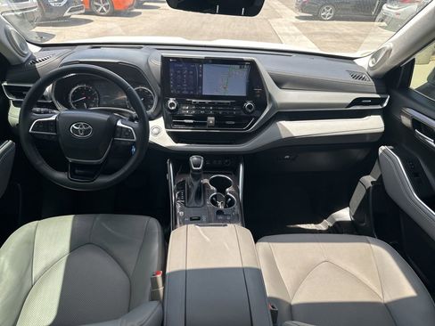 Used 2022 Toyota Highlander Platinum FWD image 12