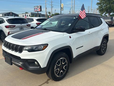 Used 2025 Jeep Compass Trailhawk AWD/4WD image 3