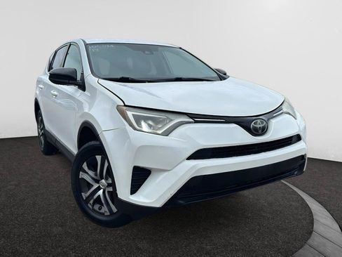 Used 2018 Toyota RAV4 LE FWD image 1