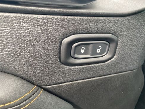 Used 2025 Jeep Gladiator Sport image 11