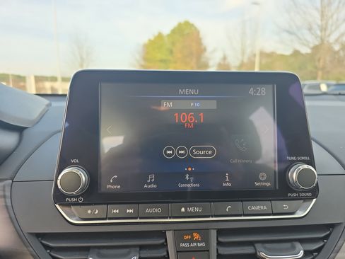 Used 2024 Nissan Altima 2.5 SV FWD image 19