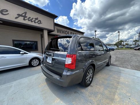 Used 2015 Chrysler Town & Country S FWD image 4
