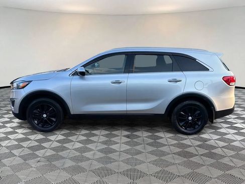 Used 2018 Kia Sorento FWD V6 image 4