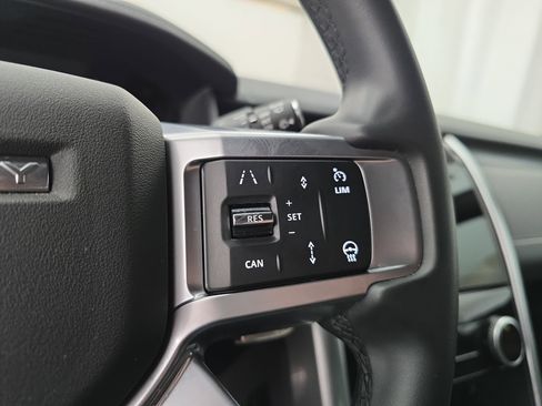 Certified 2025 Land Rover Discovery Dynamic SE image 18
