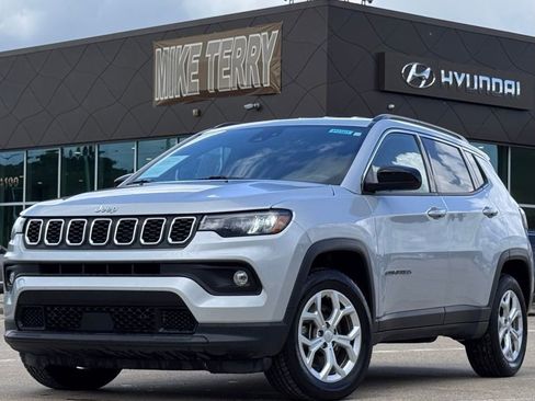 Used 2024 Jeep Compass Latitude image 1