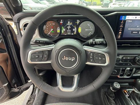 Used 2025 Jeep Wrangler Unlimited Sahara AWD/4WD image 26