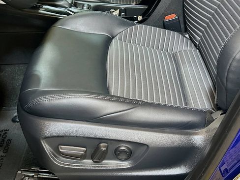 Used 2025 Toyota Corolla Cross AWD Hybrid w/ Convenience Package image 17