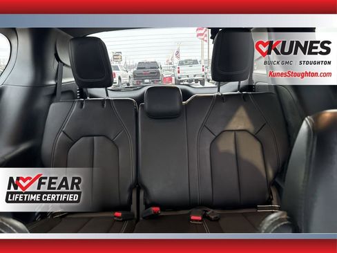 Used 2025 Chrysler Pacifica Select image 40