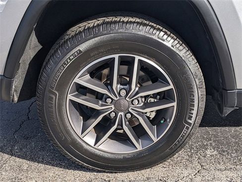 Certified 2021 Jeep Grand Cherokee Limited w/ Luxury Group II image 9