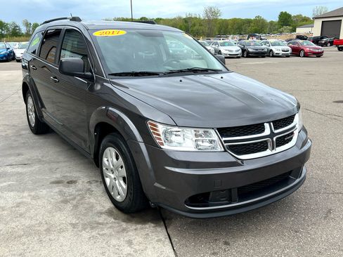 Used 2017 Dodge Journey SE image 3