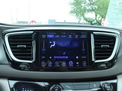 Used 2017 Chrysler Pacifica Touring-L w/ Tire & Wheel Group FWD image 22