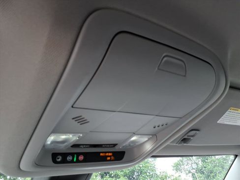 Used 2022 GMC Acadia SLE FWD image 33