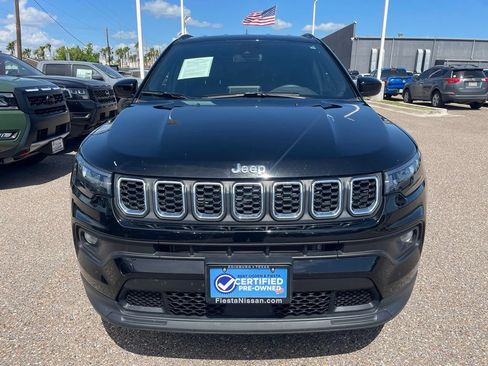 Used 2025 Jeep Compass Latitude AWD/4WD image 2