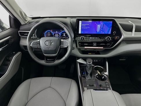 New 2026 Toyota Highlander Platinum image 24
