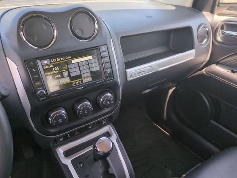 Used 2017 Jeep Compass Latitude FWD image 11