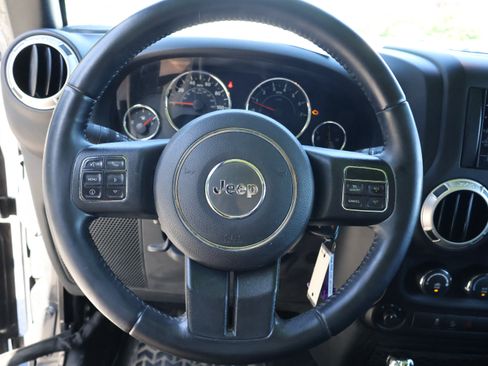 Used 2017 Jeep Wrangler Unlimited Sahara w/ Connectivity Group AWD/4WD image 26