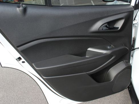 Used 2025 Chevrolet Trax LS w/ LS Convenience Package image 38