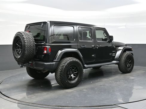 Used 2018 Jeep Wrangler Unlimited Sahara image 7
