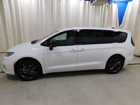 New 2026 Chrysler Pacifica Select image 2