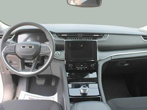 Used 2023 Jeep Grand Cherokee Laredo image 24