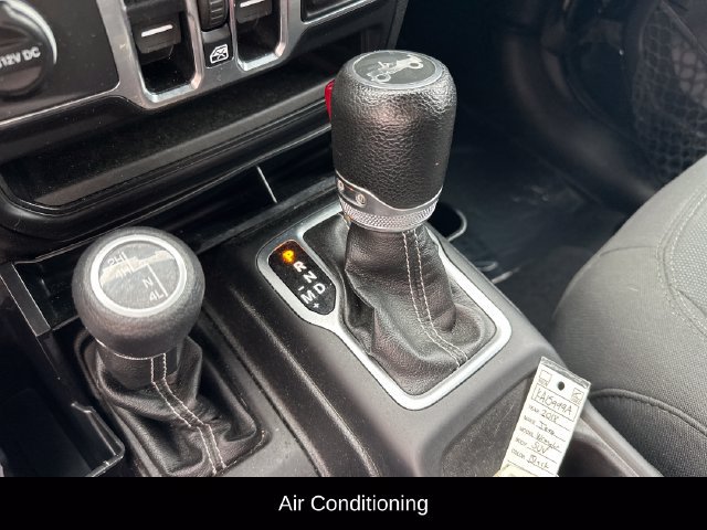 Used 2018 Jeep Wrangler Unlimited Sahara AWD/4WD image 16