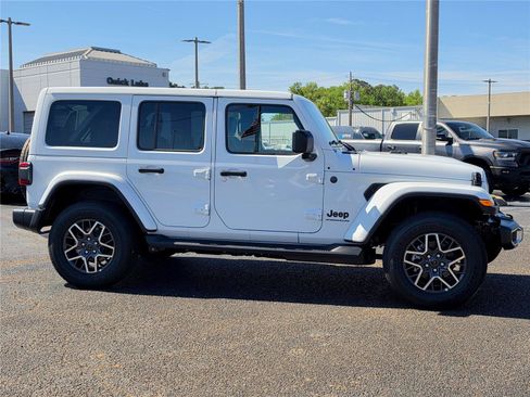 New 2026 Jeep Wrangler Unlimited Sahara AWD/4WD image 5