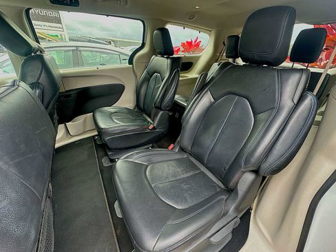 Used 2021 Chrysler Pacifica Touring-L FWD image 18