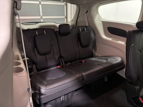Used 2023 Chrysler Pacifica Touring-L image 25