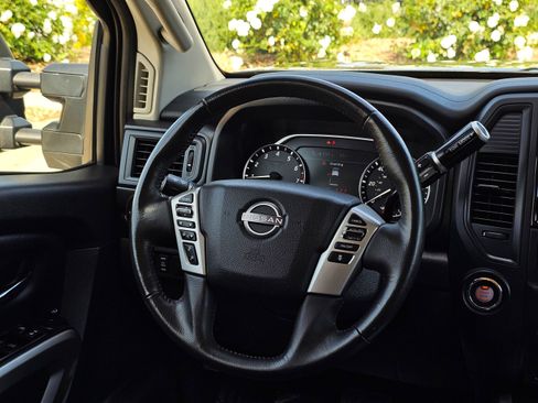 Used 2024 Nissan Titan SV w/ SV Convenience Package image 22