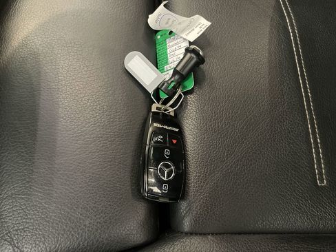 Used 2022 Mercedes-Benz GLB 35 AMG 4MATIC image 29