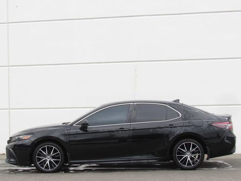 Used 2021 Toyota Camry SE w/ Carpet Mat Package (TMS) FWD image 4