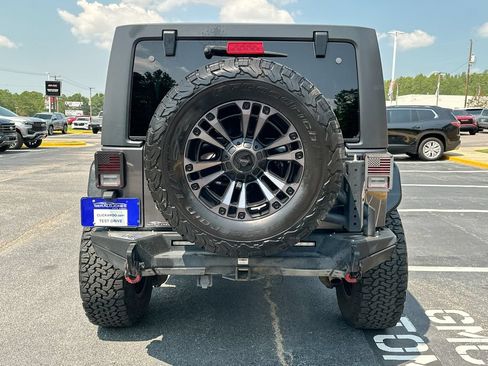 Used 2017 Jeep Wrangler Unlimited Rubicon w/ Connectivity Group AWD/4WD image 15