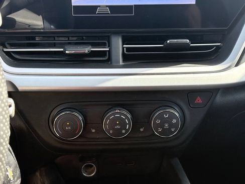 Used 2025 Chevrolet Trax RS w/ Sunroof Package FWD image 11