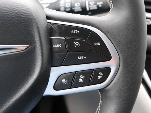 Used 2024 Chrysler Pacifica Touring-L FWD image 37
