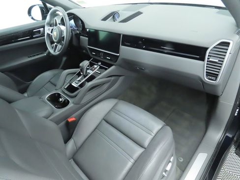 Used 2020 Porsche Cayenne image 18