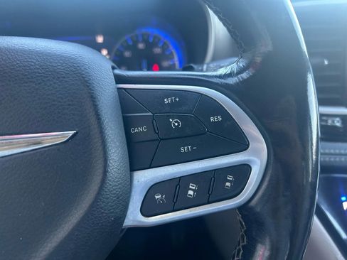 Used 2021 Chrysler Pacifica Touring-L image 7