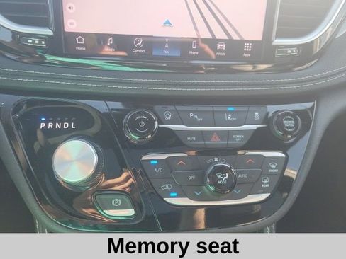 Used 2025 Chrysler Pacifica Limited image 8