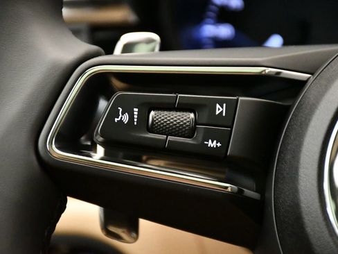 Certified 2025 Porsche Macan AWD/4WD image 27