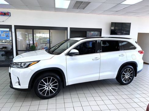 Used 2017 Toyota Highlander SE AWD/4WD image 3
