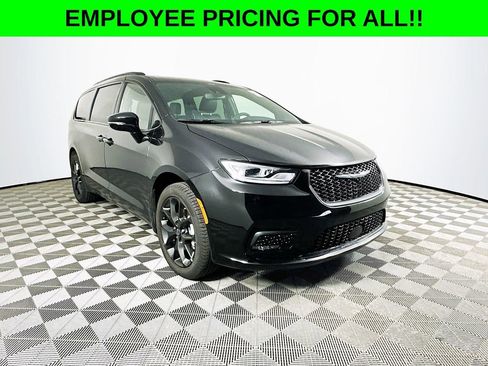 New 2026 Chrysler Pacifica Limited w/ S Appearance Package image 2