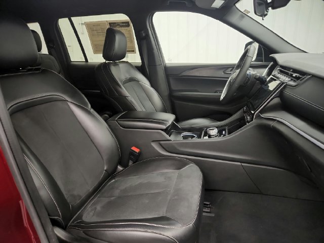 Used 2025 Jeep Grand Cherokee Altitude AWD/4WD image 20