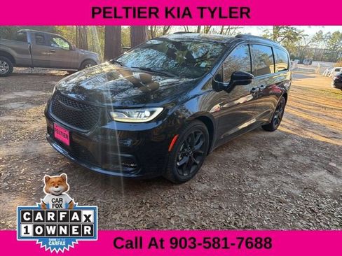 Used 2023 Chrysler Pacifica Limited w/ S Appearance Package image 3