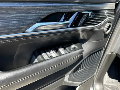 Certified 2024 Jeep Wagoneer Series II w/ Flexible Seating Group RWD image 23