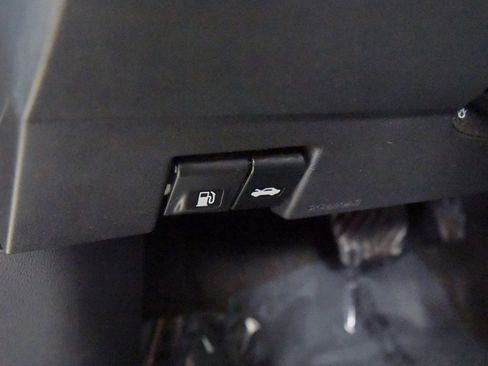 Used 2025 Nissan Versa SV image 18